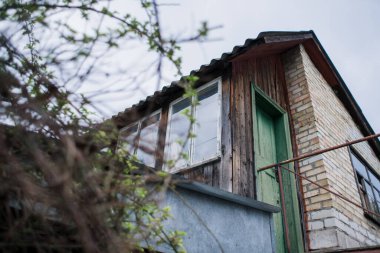 Köydeki eski ahşap bir evin cephesi.