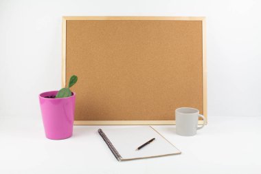 Ofiste kalem ve not defteri olan beyaz arkaplan notları için bir mantar tahtası