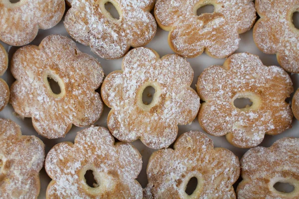 Blomsterformet Cookies Pulveriseret Sukker Baggrund - Stock-foto