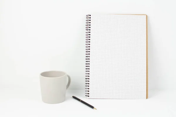 Ручка Блокнотом Чашкою Білому Тлі Офісі — стокове фото