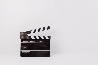 Film için beyaz arkaplanda bir alkış tahtası