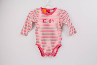 Beyaz arka planda küçük bir çocuk için pembe beden