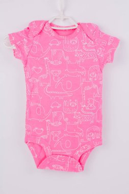 Beyaz arka planda küçük bir çocuk için pembe beden