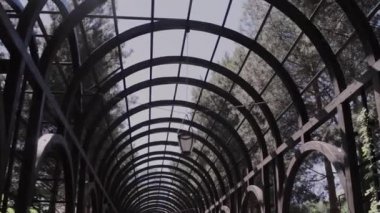 Parktaki bahçede güzel ahşap kemer