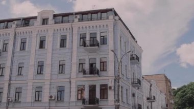 Şehir merkezindeki güzel tarihi bina.