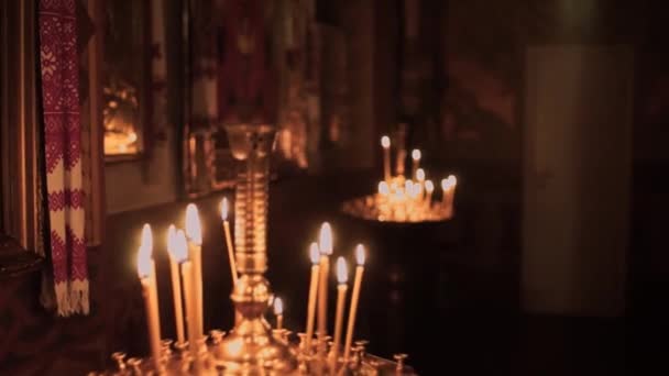 Gelbe Kerzen Brennen Der Kirche — Stockvideo