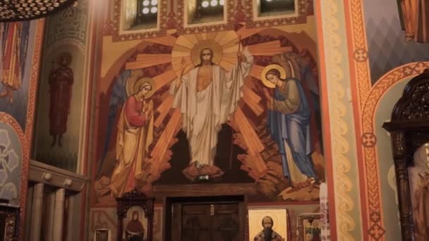 Interior Una Hermosa Iglesia Ortodoxa Con Ventanas Antiguas — Vídeos de Stock
