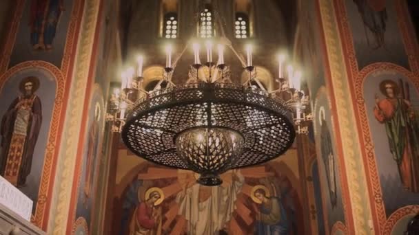 Ortodoks Kilisesinde Büyük Güzel Bir Avize — Stok video