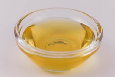 Cam bir kase ve taze altın likit bal.