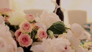 Bir restoranda düğün masasında çiçek dekoru.