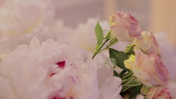 Decoración Las Flores Sobre Mesa Boda Restaurante — Vídeo de stock