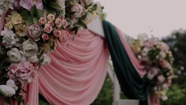 Boog Voor Een Trouwceremonie Een Park Met Decor — Stockvideo