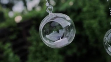 Dekorlu bir parkta düğün töreni için kemer.