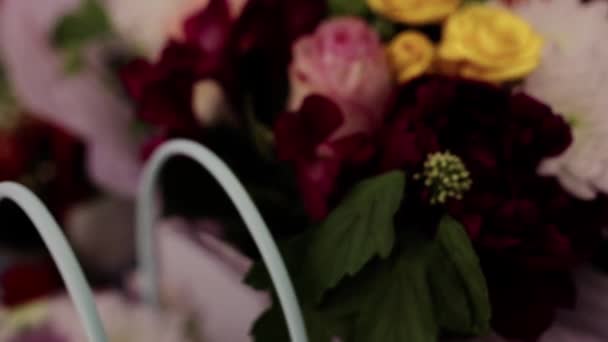 Όμορφα Λουλούδια Ένα Μπουκέτο Πολλά Διαφορετικά Ροζ — Αρχείο Βίντεο