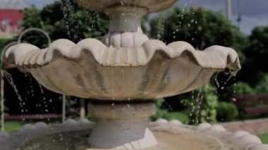 Bahçedeki dekoratif çeşme. Suyla güzel.