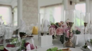 Düğünde bir restoranda yemek ve bardakla şenlik masası.