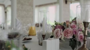 Düğünde bir restoranda yemek ve bardakla şenlik masası.