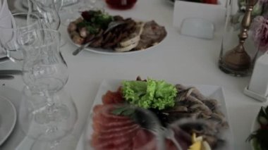 Düğünde bir restoranda yemek ve bardakla şenlik masası.