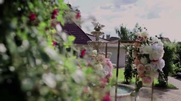 Hochzeitsbogen Mit Blumen Und Rosen Garten Des Restaurants — Stockvideo