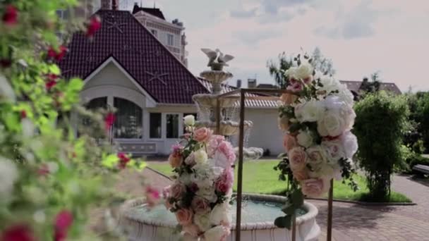 Restoranın Bahçesinde Çiçekli Güllü Düğün Kemeri — Stok video