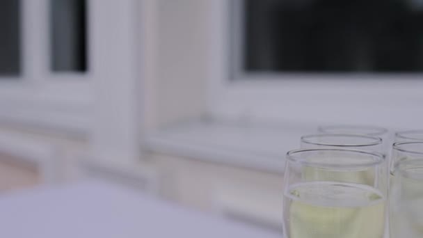 Glas Champagne Een Feestje Een Restaurant — Stockvideo