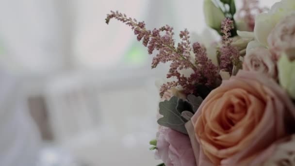 Buchet Mireasă Într Restaurant Sărbătoare Nuntă Aproape — Videoclip de stoc