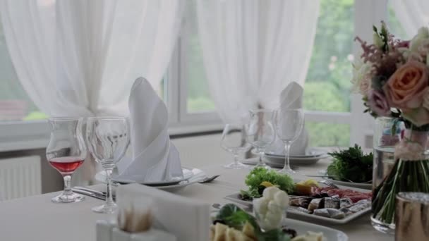 Festtafel Restaurant Bei Einer Hochzeit Mit Essen Und Gläsern — Stockvideo