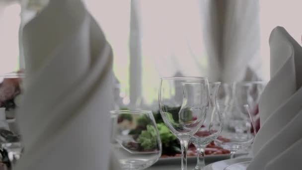 Festtafel Restaurant Bei Einer Hochzeit Mit Essen Und Gläsern — Stockvideo