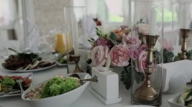 Düğünde bir restoranda yemek ve bardakla şenlik masası.