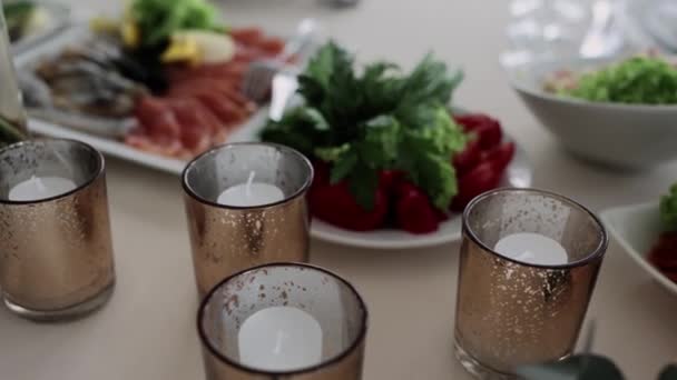 レストランでのお祝いのテーブルで食事やグラスとの結婚式 — ストック動画