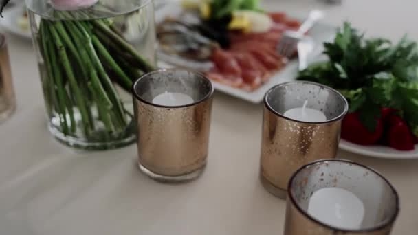 在一个有食物和眼镜的婚礼上 餐厅里的节日餐桌 — 图库视频影像