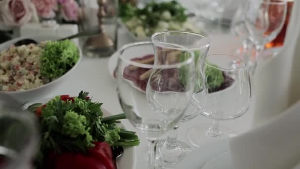 Святковий Стіл Ресторані Весіллі Їжею Келихами — стокове відео