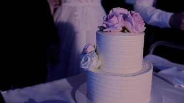 Damat ve gelin tatilde düğün pastasını kestiler.