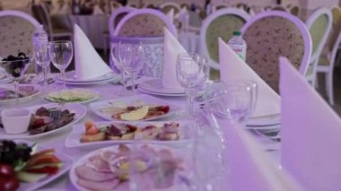 Tatilde bir restoranda içinde yemek olan bir masa.
