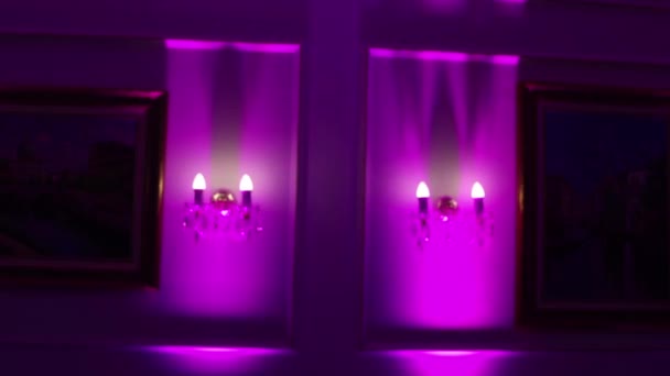 俱乐部舞池里的灯泡和聚光灯点亮轻音乐 — 图库视频影像