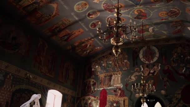 Lampu Gantung Besar Gereja Dengan Barang Antik — Stok Video