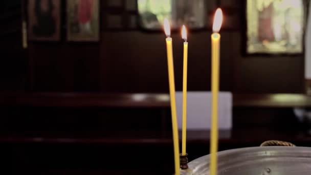 教堂里的大蜡烛在燃烧 — 图库视频影像