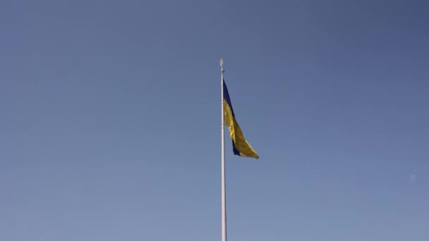 Vlag Van Ukraine Een Vlaggenmast Tegen Een Blauwe Lucht — Stockvideo