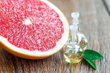 Uçucu yağ greyfurt ile cam şişe.