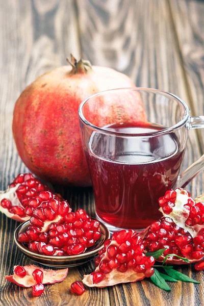 Pomegranate juice with punica granatum fruits — Stock Photo, Image