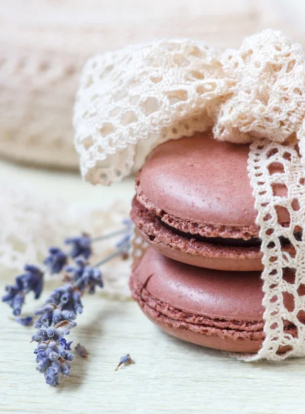 Macaron de couleur pastel avec ruban de dentelle vintage arc et lavande sur fond clair — Photo