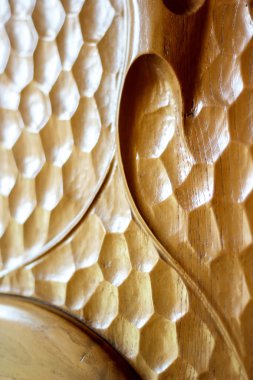 Desen ahşap arka plan üzerinde oyulmuş soyutlama