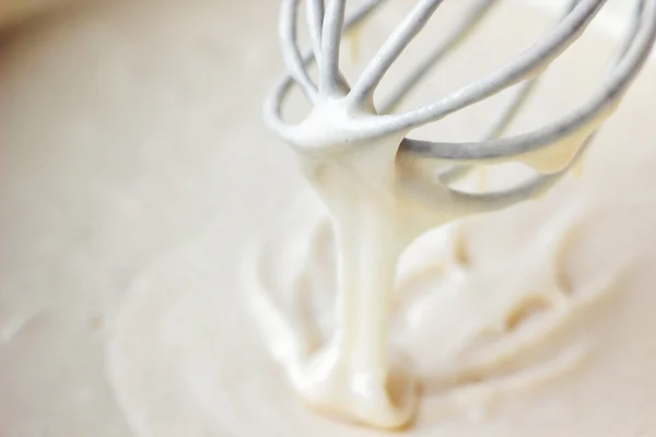 Смешивание тесто или тесто для бананового торта или кекс или блины. Закрыть, мягкий фокус . — стоковое фото