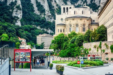 Montserrat, İspanya - 30 Temmuz 2015: Montserrat Manastırı, Santa Maria de Montserrat, Barselona yakınlarındaki Montserrat dağıüzerinde yer alan bir Benedictine manastırıdır..