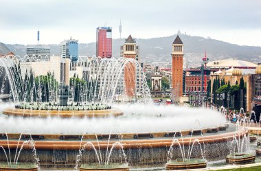 Barselona, İspanya-Temmuz 28: Barselona Plaza de Espana montjuic çeşme, İspanya. Montjuic, şehrin dönüm noktası şarkı çeşmeleri görünümü. 28 Temmuz 2015 Barselona, İspanya.