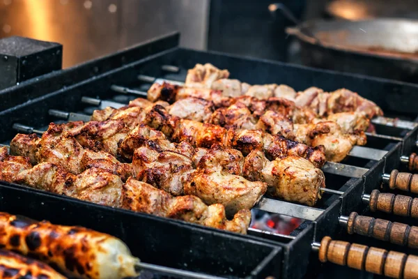 Asar a la parrilla shashlik marinado preparándose en una parrilla de barbacoa sobre carbón vegetal. Shashlik es una forma de kebab shish popular en Europa del Este. Shashlyk (que significa carne pinchada) fue hecha originalmente de cordero . —  Fotos de Stock