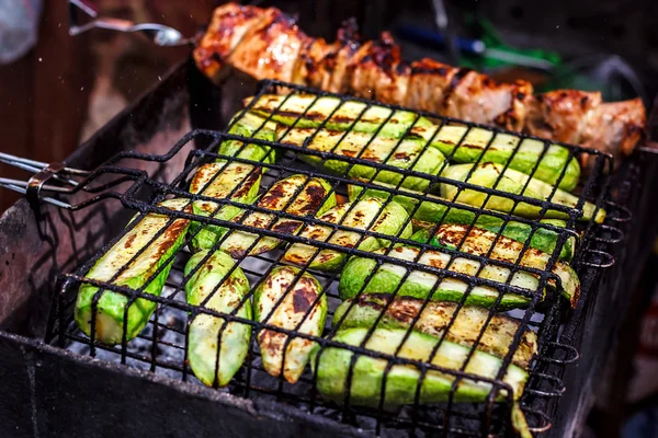 Pepino de abobrinha verde saudável fresco courgettes que se prepara em uma grelha de churrasco sobre carvão vegetal. Fatias de abobrinha grelhadas. Vegetariano, cozinha mediterrânea. Deliciosa comida, legumes na festa bbq . — Fotografia de Stock