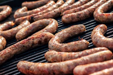 Barbekü Izgara ateşli sosis ile. Kırmızı satırda lezzetli sulu sosis pişirdim. Lezzetli sosis bir barbekü ızgara üzerinde açık kömür hazırlama. 