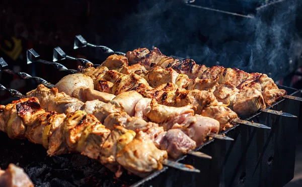 Grelhar shashlik marinado preparando-se em uma grelha de churrasco sobre carvão vegetal. Shashlik é uma forma de kebab Shish popular na Europa Oriental. Shashlyk (que significa carne espetada) foi originalmente feito de cordeiro . — Fotografia de Stock