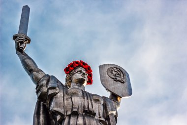 Kiev, Ukrayna - ebilmek 09: Anavatan anıt olarak da bilinen Rodina-Mat', kırmızı haşhaş çiçek çelenk ile dekore edilmiş zafer gününde, Büyük Vatanseverlik Savaşı adamış. 09 Mayıs 2016 Kiev, Ukrayna